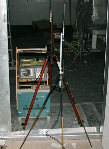 Masuratori de ecranare electromagnetica  a  incintelor (foto: obiectivul CETAL)
